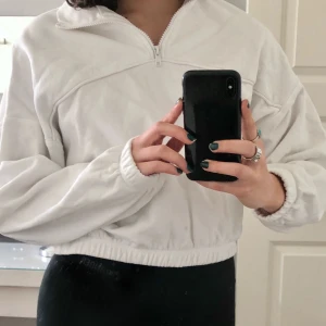 weekday zip-up sweatshirt - cool WEEKDAY zip-up sweatshirt, använd max 3 gånger så nästintill i nyskick! nypris: 300kr, säljer för 130kr(+frakt 66kr) 