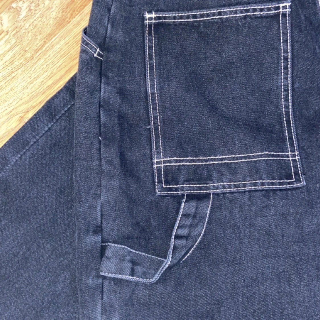 Oanvända gråa jeans med kontrastsömmar  - 91