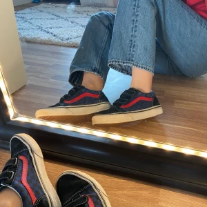 Vans - Vans, använda cirka 10 ggr, inte slitna, endast lite leriga på vita gummit. Storlek 36, Frakt ingår i priset🧡 