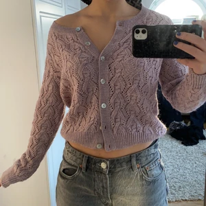 Lila kofta - Säljer denna supersnygga ljuslila stickade koftan💞 Storlek S.  100kr+60kr frakt ❤️