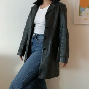 Skinjacka 🖤 - En välanvänd skinjacka som tyvärr behöver en annan ägare då den hänger bara i garderoben 🥺💔 köpt 2018, secondhand, slitningar på höger axel🖤