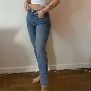 Ankel långa jeans från H&M💙 perfekt längd på mig som är 160 cm lång och sitter som en smäck!!Kommer tyvärr inte till användning pga förstora🥺