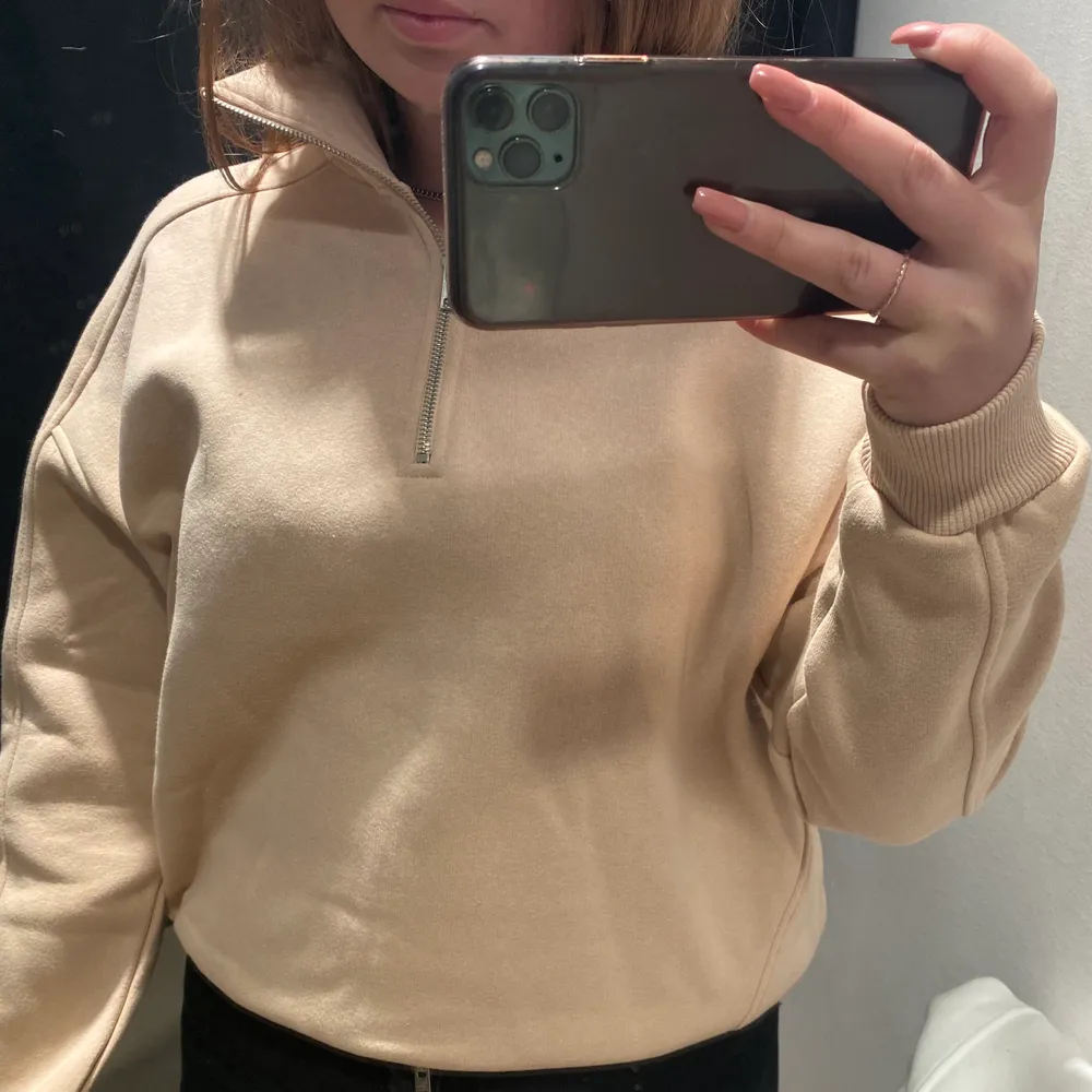 Säljer denna beige polo krage med dragkedja, storlek XS/S men lite oversize. Materialet inne i är väldigt skönt och tröjan är ny. Säljer en exakt likadan fast i vit (S). Kom privat för fler bilder🌺. Toppar.