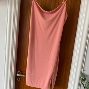 Oanvänd klänning  - Oanvänd från bikbok