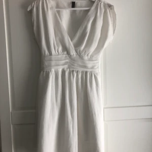 Vero Moda vit klänning - Jättefin klänning som kan användas vid alla tillfällen! Den är i använt skick men fortfarande väldigt fin!