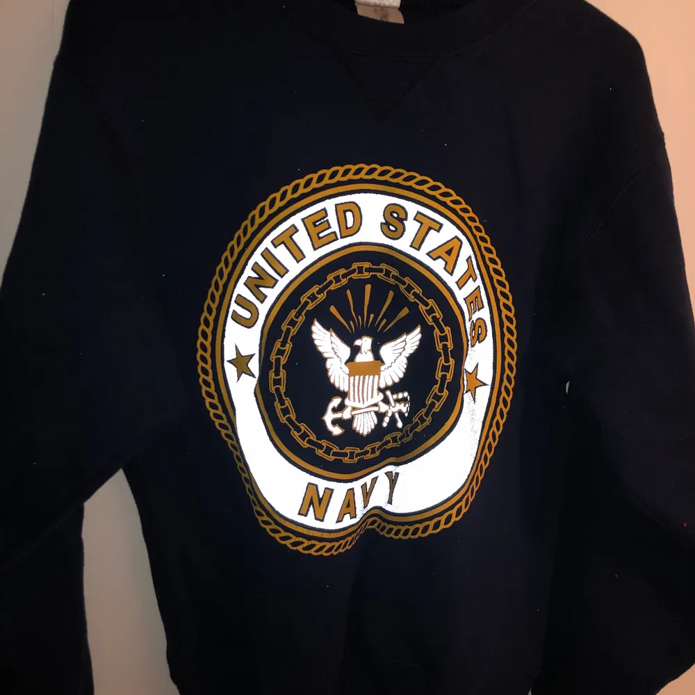 Mörkblå United States Navy sweatshirt med reflextryck. Väldigt bekväm. Hoodies.