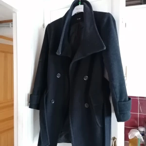 Kappa  - Damkappa mörkigrå/svart med avtagbart midjeband/bälte med spänne. 