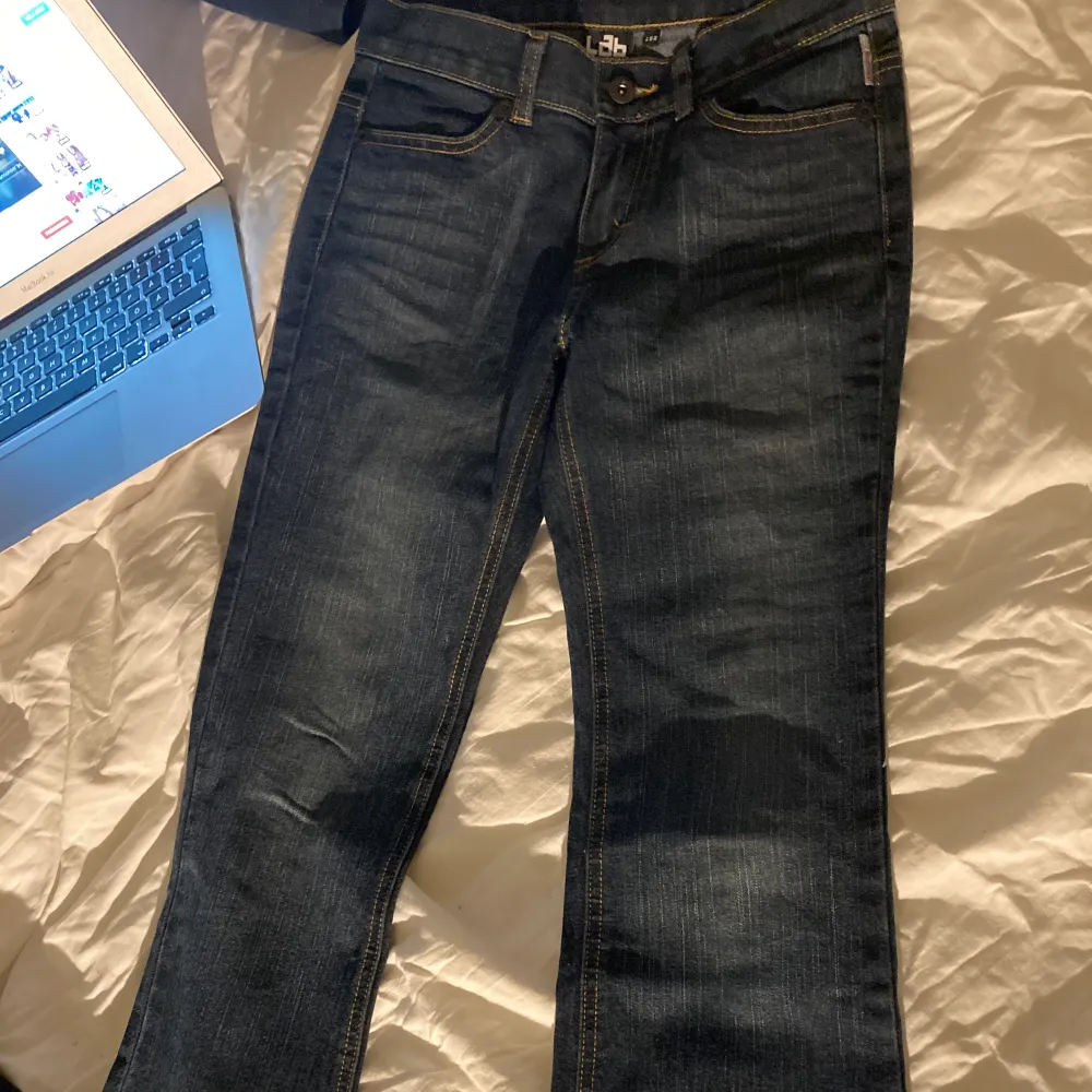 super snygga vintage lågmidjade jeans!💗 passar ej mig därför har jag inga bilder på! innerbenslängden är 68cm💗💗  De är ifrån lab industries. Jeans & Byxor.
