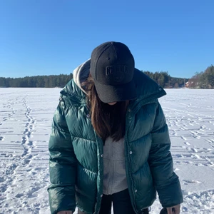 Grön jacka - Grön vinter jacka som är helt slutsåld i butik. Mycket bra skick,använd få gånger. I storlek S! Kan skicka men köparen står för frakt.☺️