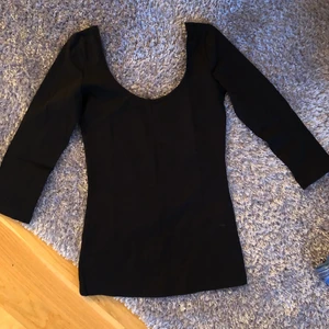 Svart topp i nyskick från Mango  - Storlek Xs-S. Använd 2 gånger, är som ny. Bomull. Mjuk och bra material.