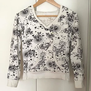 Hoodie - Hoodie med svarta tryck som föreställer rosor, stjärnor, dödskallar & hjärtan. 