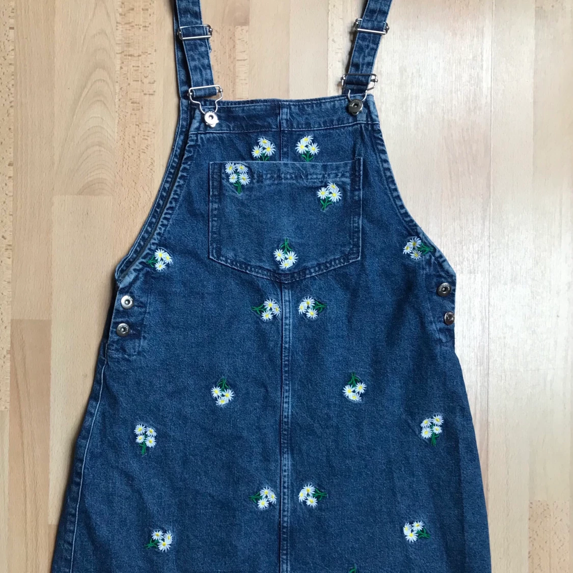 Hängselklänning med broderade tusenskönor 