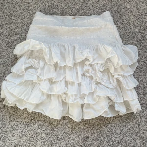 Vit volangkjol - Säljer denna supersöta vita volangkjolen från hm men köpt här på Plick. Säljaren hade bara testat kjolen och så har jag, den var superfin men tråkigt nog lite för stor för mig! Maxpris 200kr! Buda i kommentarerna eller kontakta mig via dm!💕