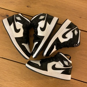 Jordan 1 mid carbon allstar GS  - SÄLJER Jordan 1 mid carbon allstar gs. Båda är helt nya med box och kvitto. Storlekarna är eu38 och eu40. Inga byten eller bud tack. Priset är 2000kr +frakt 99kr spårbart med postnord. 