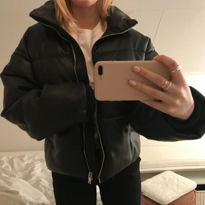 Väldigt populär puffer jacka i läderimitation - Köpt för 799kr på Nellys hemsida för 2 månader sedan. Sparsamt använd och inga synliga tecken på användning, som ny! Pris 450kr💜💜