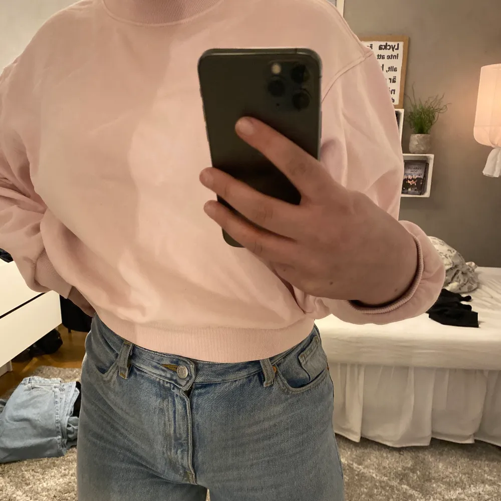 ljusrosa sweatshirt från weekday. använd några gånger men blivit alldeles för liten. nypris 300kr. köpare står för frakt!!💞 . Tröjor & Koftor.