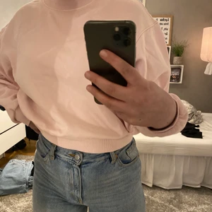 Weekday sweatshirt - ljusrosa sweatshirt från weekday. använd några gånger men blivit alldeles för liten. nypris 300kr. köpare står för frakt!!💞 