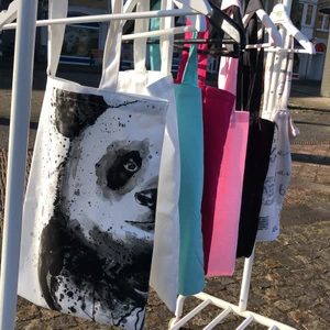 Tygväskor - Egensydda tygpåsar med återanvänt tyg. Flera olika färger vid önskemål. 79kr för en och 99kr för två💜 10% skänks till Suicide Zero! Följ oss på @bazain_uf på instagram för mer info!💜