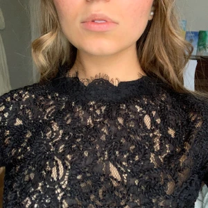 Zara spets topp - Fin topp i spets från zara! Säljer den eftersom att den inte riktigt kommer till användning. Storlek: XS/S