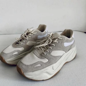 Zara sneakers  - Så fina sneakers från Zara, superfint skick och jättesköna! 