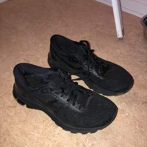 Asics skor i storlek 43 knappt använda perfekta för löpning