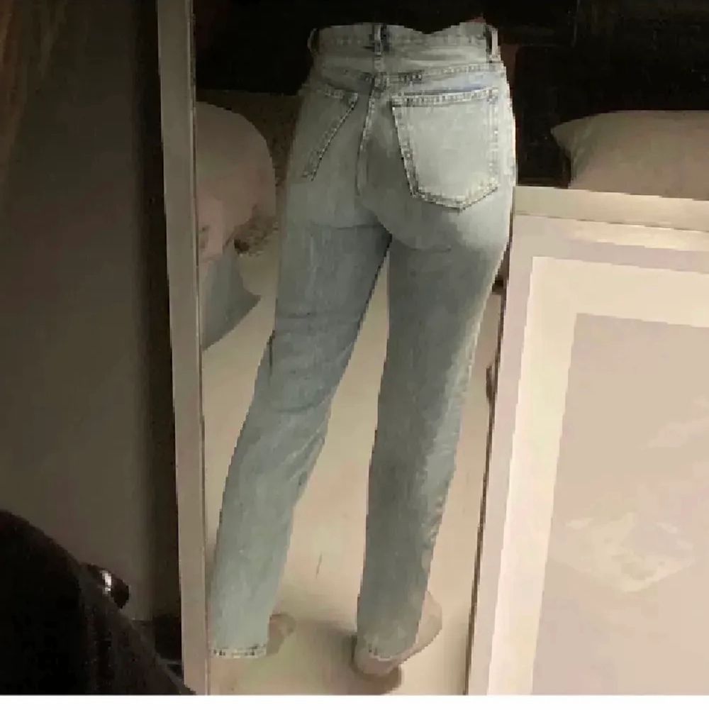 Säljer dessa snygga raka jeans från AVAVAV Firenze. Köpta för 2200 kr, mitt pris 550 kr. Storlek 25. Endast använda en gång. Då jag hade velat ha de längre i benen kmr de tyvärr inte till användning. Jag är 173 cm lång. Kan mötas upp i Sthlm annars står köparen för frakten (66kr). Jeans & Byxor.