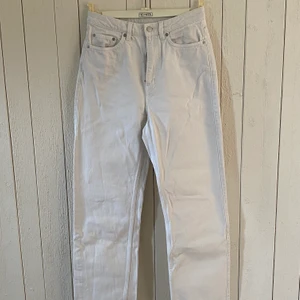 Vita weekday jeans ”Row”  - Straight leg jeans från Weekday. Modell: ”Row”. Är betydligt mindre i midjan. Passar mer som 25/32. Använda ett fåtal gånger. Mycket bra skick.