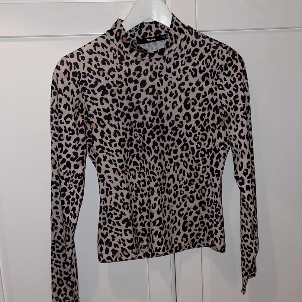 Säljer min leopard tröja som jag ungefär haft på mig 2-3 gånger, köpte från bikbok för några år sedan . Toppar.