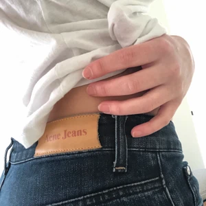 ACNE JEANS - Skitsnygga jeans i toppenskick från Acne med dekorativa sömmar. Passar perfekt på mig som har 36/S i vanliga fall. 🥰😍