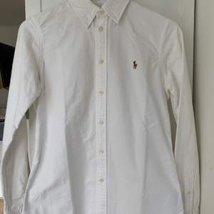 Oanvänd vit skjorta från ralph lauren, motsvarande storlek S.