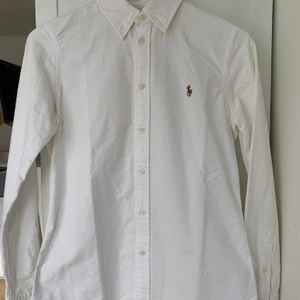Ralph lauren skjorta, vit, strl S - Oanvänd vit skjorta från ralph lauren, motsvarande storlek S.