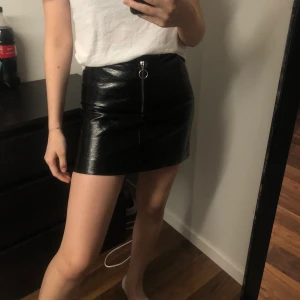 Lackkjol från H&M! - Jättesnygg lackkjol från H&M som inte kommer till användning! Perfekt till fest! Frakt tillkommer på 48 kr🤍