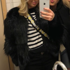 Pälsjacka  - Pälsjacka (fuskpäls) från Zara i XS/S. Köparen står för frakten. Bra skick! 