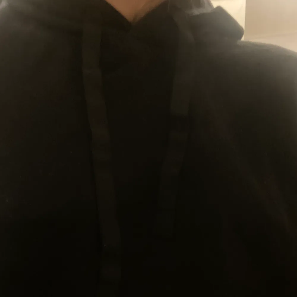 Säljer denna svarta hoodie me snören som jag har bytt ut själv. Står ej för frakten💕💕. Hoodies.