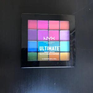 Nyx ögonskuggspalett - Nyx ultimate eyeshadow palette. Många fina olika färger, bra pigment och super bra skick! Säljer då de flesta färgerna är orörda och ändats använt få tal gånger. Ordinarie pris på kicks hemsida är 229kr💓🦋