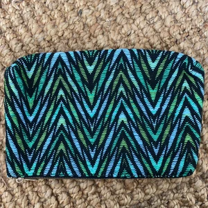 Mönstrad necessär från Lindex - Mönstrad necessär i färgerna blå/grön och svart med guldig dragkedja. En ficka på insidan. Mått (ca): 31cm x 20cm. Hör av dig vid funderingar😃Köparen står för frakten!