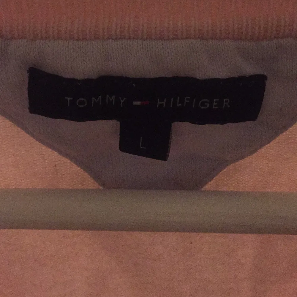Märkeströja från Tommy Hilfiger, jättefin❣️ Strl L men använder den som oversize och är en S.. Blusar.