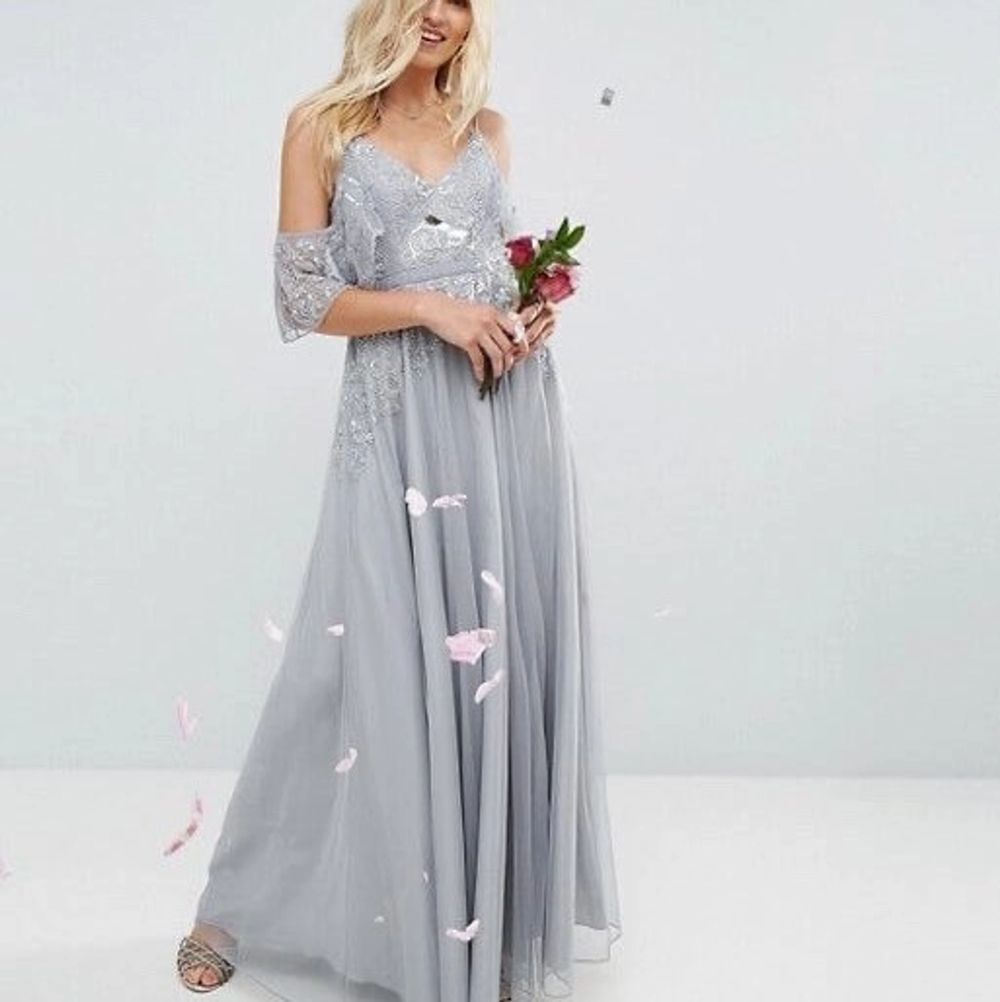 Superfin balklänning som inte finns att köpa längre. Köpte från ASOS Bröllopskollektion. Passar mellan strl 32-34. Skriv för mått, fler bilder eller annan information. Använd 1 gång. Dragkedja bak. Justerbara axelband. Tjejen på bilden är 176 cm lång men kan även användas om du är ner till 154 cm (om du är villig att ha höga klackar som jag hade). Självklart kan jag skicka exakta måtten om någon är intresserad. Pris kan diskuteras.. Klänningar.