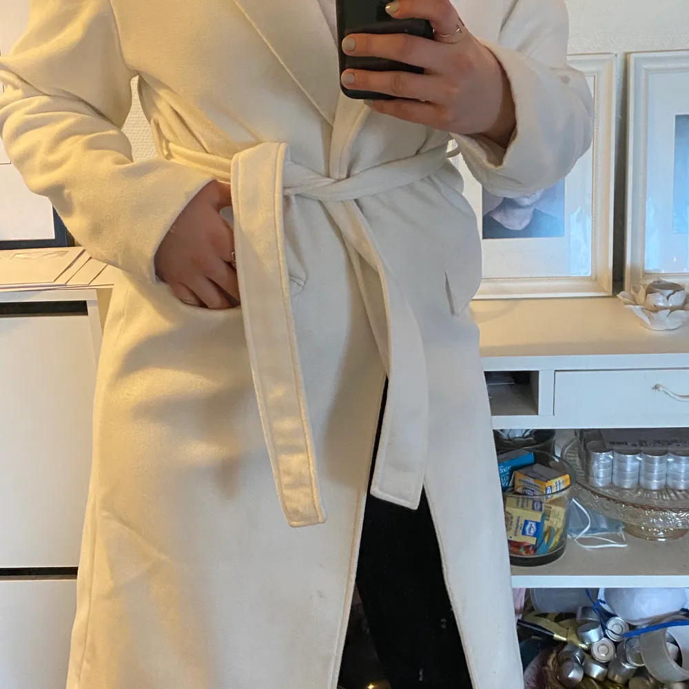 Så snygg lång vit kappa från Miss Guided. storlek 38, så fräsh till våren eller hösten🥰 knappt använd! . Jackor.