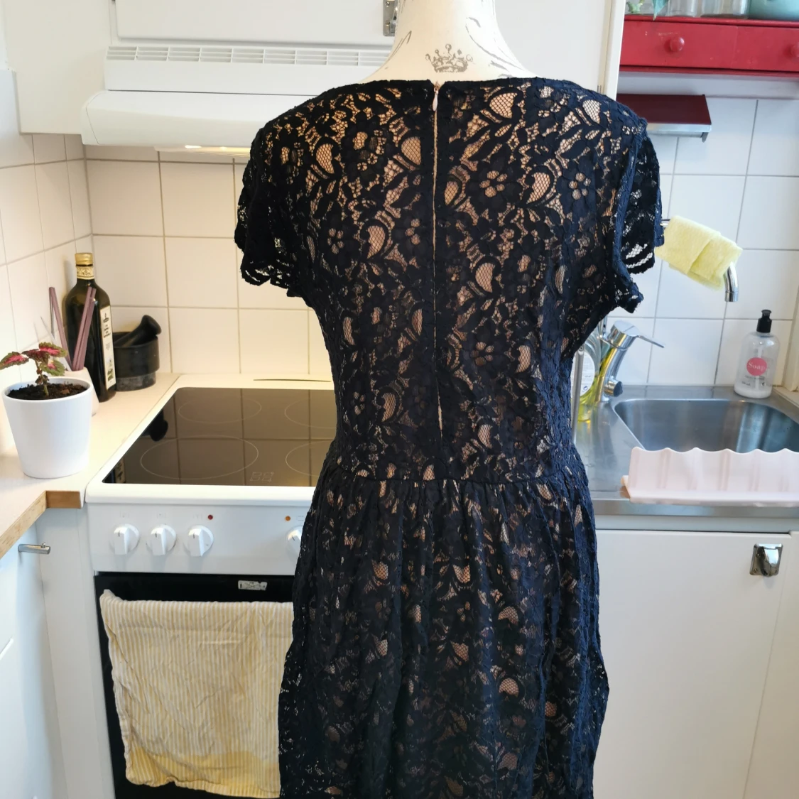 Söt klänning i svart spets och peach från La Redoute i storlek 38  - 91