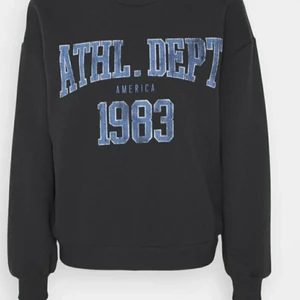 Gina tricot swetshirt strl S - En swetshirt från gina tricot i storlek S.Den säljs inte mer. I bra skick men den är lite nopprig. Buda i kommentarerna från 150 + frakt. Det är många intresserade så buda gärna i kommentarerna.🌸 HÖGSTA BUD 200 + FRAKT🌸