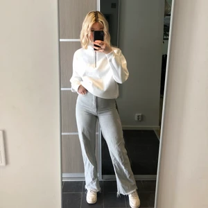 Ljusgrå zara jeans - Supersnygga ljusgrå jeans från zara i den trendiga modellen ”90s full length”. Avklippta nedtill så passar bäst på någon som är runt 165😊 Inte alls mycket använda! Storlek 34, 250 kr  (slutsålda)