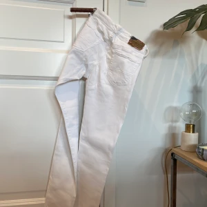 Ralph lauren jeans - Vita jeans från Ralph lauren. Låga i midjan och smala i benen. Endast använda ett fåtal gånger så mycket fint skick!
