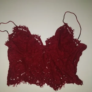 Crop top - Jättefin croptop som tyvärr var för liten. Den är köpt på plick för 120 kr. !!!frakt är inkluderad!!!