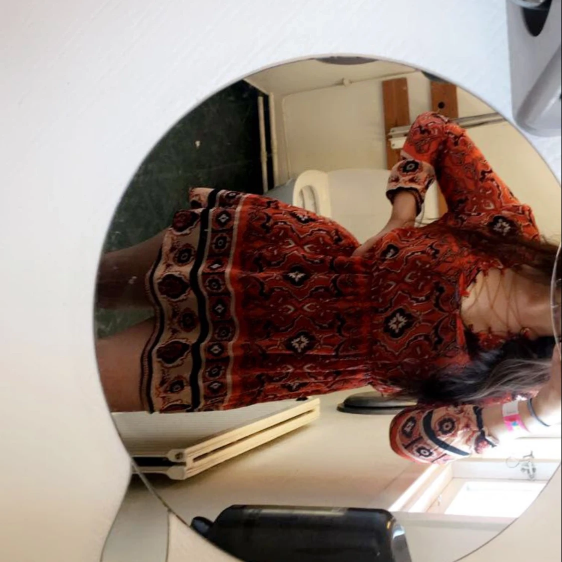 Fin Klänning Med Guld Kedjor vid bröstet