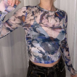 Topp i mesh  - Flerfärgad topp i mesh. Säljer då den inte riktigt är min stil längre! Använd några gånger men skulle säga att den är i nyskick. Kan mötas upp i stockholm, annars står köparen för frakt!💕