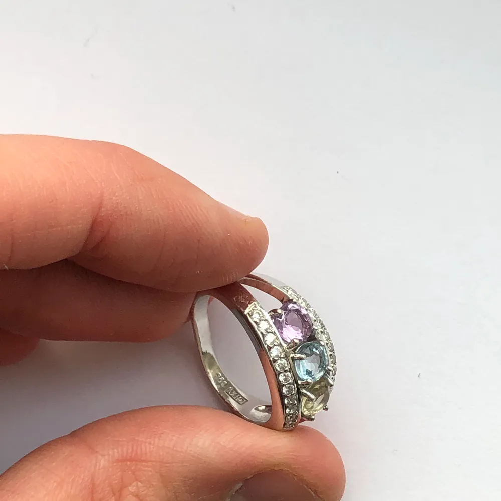 Superfin ring i sterling silver med olika färgade strasstenar. Fint skick! Nypris 300kr 💞. Köpare står för frakt.. Accessoarer.