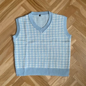 STICKAD VÄST - Aldrig använd! Strl M. Superskön och perfekt skick 🌟🌟