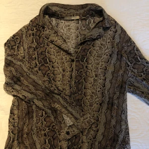 Ormmönstrig skjorta - Skjorta med ormmönster från Pull & Bear. Köpt för längesen.