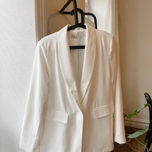 Vit blazer - Vit kavaj använd en gång, dock en liten fläck på insidan av armen (därav priset!) men syns knappt när den är på! Fläcken kan nog gå bort om man försöker!Perfekt till student-outfit!🤍🤍 skickar fler bilder ifall intresserad🤝